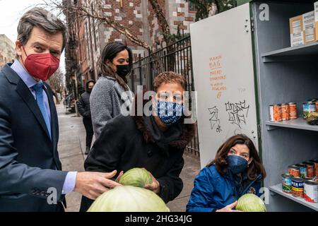 New York, NY - 17. Januar 2022: Gouverneur Kathy Hochul hilft, den Gemeinschaftskühlschrank und -Schrank außerhalb der lutherischen Gemeinde Trinity Lower East Side mit Lebensmitteln für bedürftige Menschen zu füllen Stockfoto