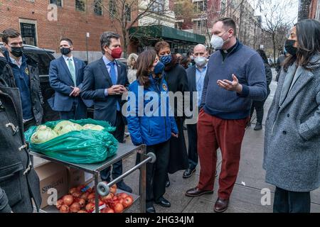 Die Gouverneurin Kathy Hochul hilft, am 17. Januar 2022 in New York den Gemeinschaftskühlschrank und -Schrank außerhalb der lutherischen Gemeinde Trinity Lower East Side mit Lebensmitteln für bedürftige Menschen zu füllen. Aufgrund der COVID-19-Pandemie haben viele Menschen ihr Einkommen verloren und benötigen Grundversorgung wie Lebensmittel. Mitglieder der Pfarrei und Freiwillige füllen täglich Kühlschrank und Schrank außerhalb der Kirche mit grundlegenden Lebensmitteln für die Menschen kostenlos abholen. Dem Gouverneur schlossen sich das Mitglied der Versammlung Harvey Epstein, die NYS-Senatorin Brad Hoylman, die Stadtratsmitglied Carlina Rivera und die Stadtrat-Sprecherin Adrienne Adams an. (Foto b Stockfoto