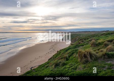 Malerischer Meeresstrand bei Sonnenuntergang in Melbourne, Australien Stockfoto