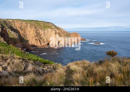 Zerklüftete Küste der Mornington Peninsula entlang der berühmten zwei Buchten wandern in Melbourne, Australien Stockfoto