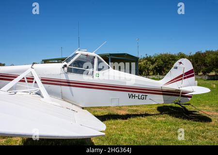 Piper Model PA-25-235 Flugzeug mit Flugzeug am Lake Keepit Soaring Club Gunnedah NSW Australien Stockfoto