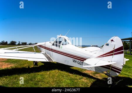 Piper Model PA-25-235 Schleppflugzeug am Lake Keepit Soaring Club Gunnedah NSW Australien Stockfoto