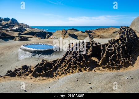 Erstaunliche Felsformationen am Meeresstrand entlang des Great Ocean Walk, Victoria, Australien Stockfoto