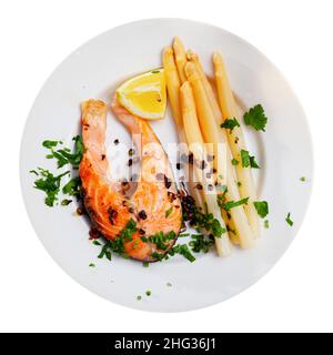 Gegrillter Lachs mit Spargel Stockfoto