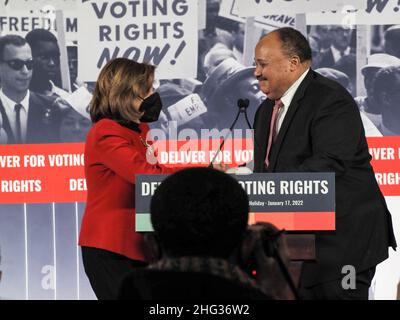 17. Januar 2022, Washington, District of Columbia, USA: Martin Luther King III. Begrüßt die Sprecherin Nancy Pelosi auf der Pressekonferenz zu „Deliver for Voting Rights“. Redner drängten den Senat, Dr. KingÃs Vision nicht Lippenbekenntnisse abzuhalten, ohne sein Stimmrechtserbe zu schützen und zu erweitern und den Freedom to Vote: John R. Lewis Act zu verabschieden. (Bild: © Sue Dorfman/ZUMA Press Wire) Stockfoto