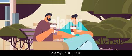Paar trinkt Kaffee während der Sitzung im städtischen Park Mann Frau sitzt auf Holzbank Stadtbild Hintergrund Stock Vektor