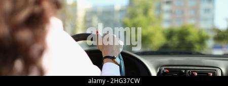 Schöne Brünette Dame fahren Stockfoto