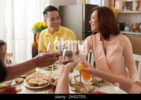 Glückliche Familie genießen Lunar Neujahrsfeier Abendessen zu Hause Stockfoto