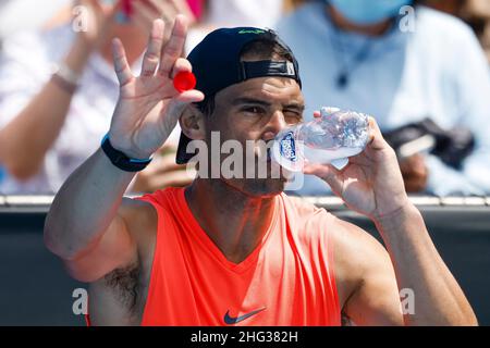 Melbourne, Australien. 18th Januar 2022. Tennis: Grand Slam - Australian Open. Rafael Nadal aus Spanien winkt während eines Trainings zur Kamera. Quelle: Frank Molter/dpa/Alamy Live News Stockfoto