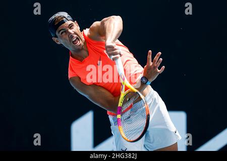 Melbourne, Australien. 18th Januar 2022. Tennis: Grand Slam - Australian Open. Rafael Nadal aus Spanien ist während eines Trainings im Einsatz. Quelle: Frank Molter/dpa/Alamy Live News Stockfoto