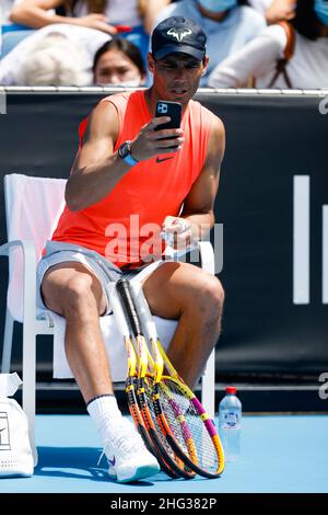 Melbourne, Australien. 18th Januar 2022. Tennis: Grand Slam - Australian Open. Rafael Nadal aus Spanien schaut sich sein Smartphone an. Quelle: Frank Molter/dpa/Alamy Live News Stockfoto