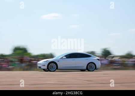 Kiew Ukraine Juli 2021 zwei Autos starten das Rennen. Nahaufrollräder. Tesla Electric Car. E-Drive. Elektrofahrzeuge. Autorennen Stockfoto