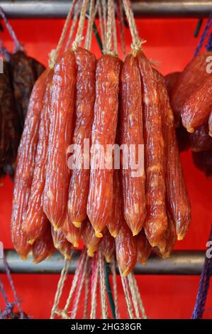 Lap Cheong ist eine Art chinesischer Trockenwurst aus Südchina, die oft während der Neujahrsfeiern gegessen wird Stockfoto