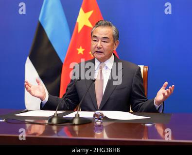 Peking, China. 17th Januar 2022. Der chinesische Staatsrat und Außenminister Wang Yi trifft sich auf dessen Antrag am 17. Januar 2022 mit der estnischen Außenministerin Eva-Maria Liimets via Videolink. Quelle: Ji Chunpeng/Xinhua/Alamy Live News Stockfoto