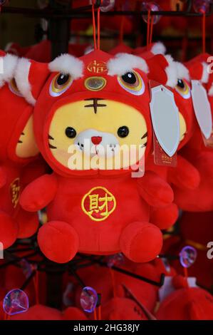 Plüsch-Hängespielzeug mit Saugnapf und chinesischem Schriftzeichen „cai“ (Wealth) zur Feier des chinesischen Jahres des Tigers im Jahr 2022 Stockfoto