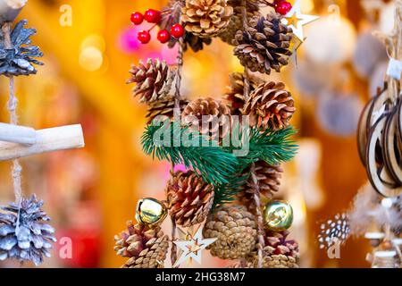 Mehrfarbige Neujahrsgirlanden zum Verkauf auf dem Straßenmarkt Stockfoto