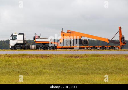 Transport von überdimensionaler Fracht per LKW. Turm zur Durchführung von Reparaturarbeiten an einem Anhänger. Überdimensioniert Stockfoto