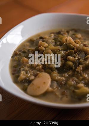 Eine kurze Schüssel Gemüsesuppe Stockfoto