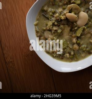 Eine kurze Schüssel Gemüsesuppe Stockfoto