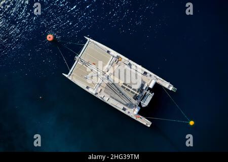 Bootfahren, das Boot bricht Wellen von Drohne geschossen Stockfoto