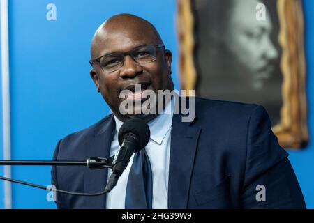 New York, NY - 17. Januar 2022: Der Kongressabgeordnete Jamaal Bowman spricht während des jährlichen Martin Luther King Day Public Policy Forums des National Action Network im NAN-Hauptquartier Stockfoto