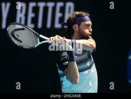 Melbourne, Australien. 18th. Januar 2022. Georgischer Tennisspieler Nikoloz Basilashvili in Aktion während des Australian Open Turniers im Melbourne Park am Dienstag, 18. Januar 2022. © Jürgen Hasenkopf / Alamy Live News Stockfoto