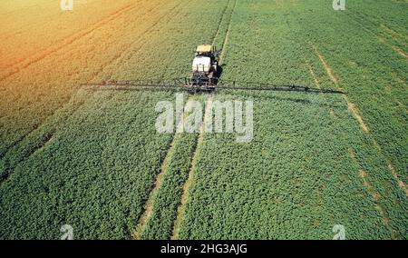 Landwirtschaftliche Feldbehandlung mit Pestiziden über Traktorperspektive Nahaufnahme Stockfoto