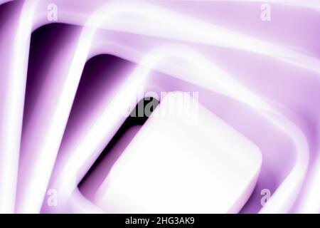 Verschwommenes Licht von Lampen in Form von Quadraten. Schwarz lila hell leuchtenden Hintergrund. Stockfoto