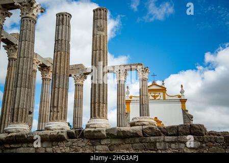 Der Templo de Diana oder der Templo Romana auf dem Largo do Conde de Vila Flor in der Altstadt der Stadt Evora in Alentejo in Portugal. Portugal, Evora, O Stockfoto