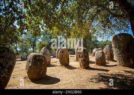 Die Ebora Megalithica und Cromlech von Almendres in Almendres in der Nähe der Stadt Evora in Alentejo in Portugal. Portugal, Evora, Oktober 2021 Stockfoto