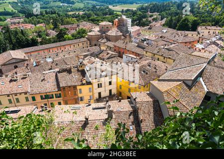 Brisighella, Italien-13. Juli 2019:Blick auf das mittelalterliche Dorf Brisighella an einem sonnigen Tag Stockfoto