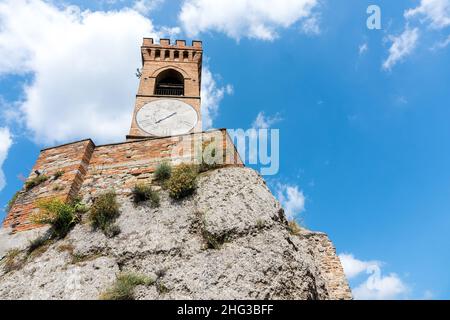 Brisighella, Italien-13. Juli 2019:Blick auf die mittelalterlichen Türme des Dorfes Brisighella an einem sonnigen Tag Stockfoto