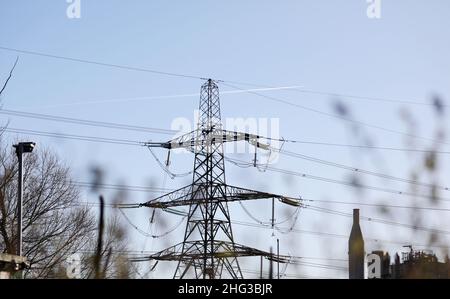 (220118) -- LONDON, 18. Januar 2022 (Xinhua) -- das Foto vom 17. Januar 2022 zeigt einen Strompylon in der Nähe des Rye House Power Station in Hoddesdon, Hertfordshire, Großbritannien. Die steigenden Gaspreise haben in den vergangenen Monaten Schockwellen durch die britische Wirtschaft ausgelöst, die die Inflation in die Höhe getrieben und eine Lebenshaltungskrise ausgelöst haben.Da die Veränderungen der Großhandelspreise den Verbrauchern aufgezwungen werden, spüren insbesondere Haushalte und einkommensschwache die Budgetknappigkeit für etwas so entscheidendes wie Energie. Während nach dem Winter mit einem Rückgang der Preise gerechnet wird und die Auswirkungen dann nachlassen, nimmt der Druck zu Stockfoto