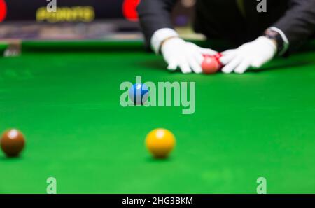 Snooker Schiedsrichter arrangieren Kugeln für neues Spiel , (Fokus auf blauen Ball) Stockfoto