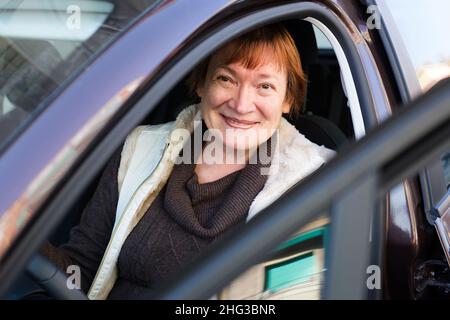 Porträt einer älteren Fahrerin im Auto Stockfoto