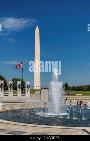 World war II Memorial Fountain und Washington Monument an sonnigen Sommertagen in Washington DC, USA. Stockfoto