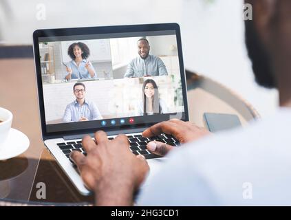 Videokonferenz. Schwarzer Freiberuflicher Mitarbeiter, Der Mit Kollegen Über Das Internet Kommuniziert Stockfoto