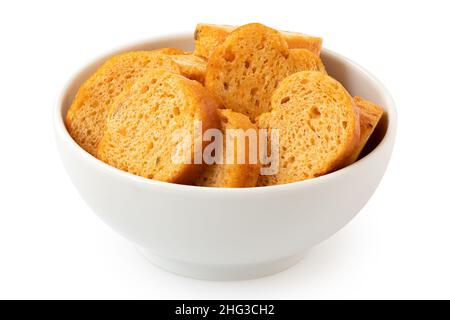 Bruschetta-Chips aus Oliven und Tomaten in einer weißen Keramikschale, isoliert auf Weiß. Stockfoto