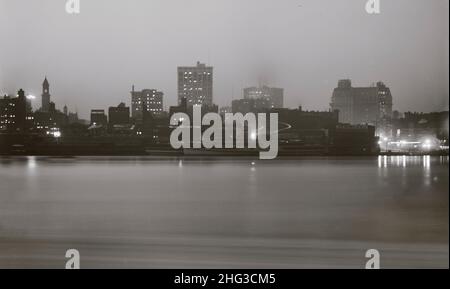 Vintage-Foto der Skyline von Detroit bei Nacht aus Windsor, Detroit, Michigan, USA. Zwischen 1900-1915 Stockfoto