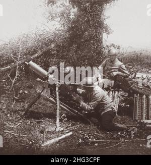 Vintage-Foto des Ersten Weltkriegs 1914-1918. Erbeutete deutsche Maschinengewehre auf der Straße von Villers-Cotterets nach Soissons. Frankreich Stockfoto