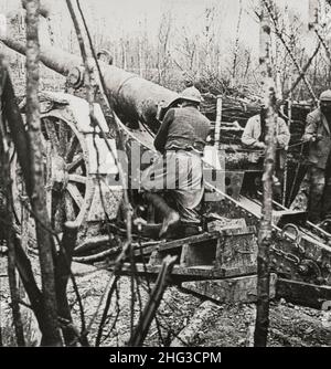 Vintage-Foto des Ersten Weltkriegs 1914-1918. Eine französische 155-mm-Kanone, die auf den deutschen Schützengräben trainiert wurde. Frankreich Stockfoto