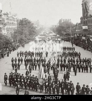 Vintage-Foto der Pennsylvania Avenue aus dem US-Finanzministerium, Washington, D.C., USA 1892 Vintage-Foto zeigt eine Menschenmenge, die den Grand Arm beobachtet Stockfoto