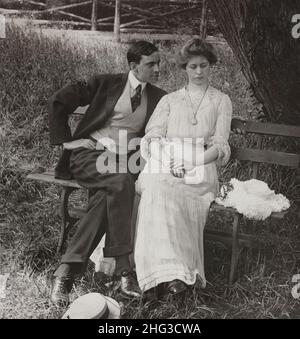 Vintage-Foto der Liebe. Wenn die Liebe jung ist. 1906 Paar sitzen auf der Bank. Stockfoto