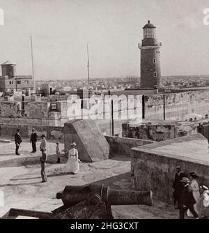 Vintage-Foto von El Morro Castle (XVI Jahrhundert erbaut) und Licht-Haus, Havanna, Kuba. 1900s Stockfoto