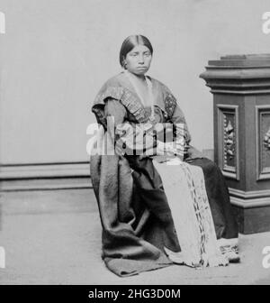 Vintage-Foto von Winnebago Frau, Porträt in voller Länge. USA. 1865-1880 Stockfoto