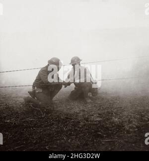 Vintage-Foto des Ersten Weltkriegs 1914-1918. Reparatur von Telefonleitungen während eines Gasangriffs an der Front. Frankreich Stockfoto