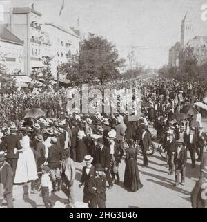 Vintage-Foto von US-Soldaten, die aus Kuba zurückkehrten und zum Herrenhaus des Präsidenten marschierten. USA. 1898 Stockfoto