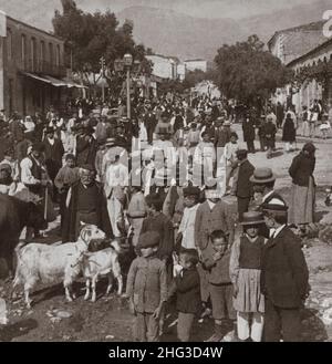 Vintage-Foto der Ansicht in Sparta - Dorfbewohner und Landmänner am Markttag - W. durch Ares St. zu den Bergen, Griechenland. 1900s Stockfoto