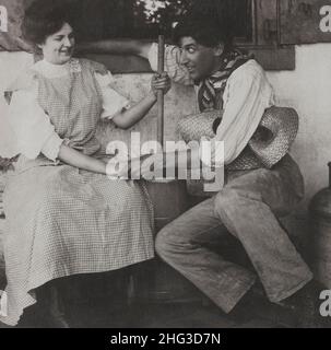 Vintage-Foto der Liebe. Ich warte nur auf die Buttermilch. USA. 1906 der Bauer hält die Hand einer Frau, die Butter zischt. Stockfoto