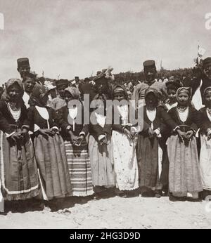 Vintage-Foto von Bauernmädchen auf dem Osterfest, Magara, Griechenland. 1901 Stockfoto